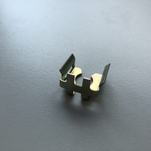Halteklammer für Einspritzventil Lancia Kappa Originalteil gebraucht, gereinigt und verpackt. Aus werksneuen Motoren ausgebaut.